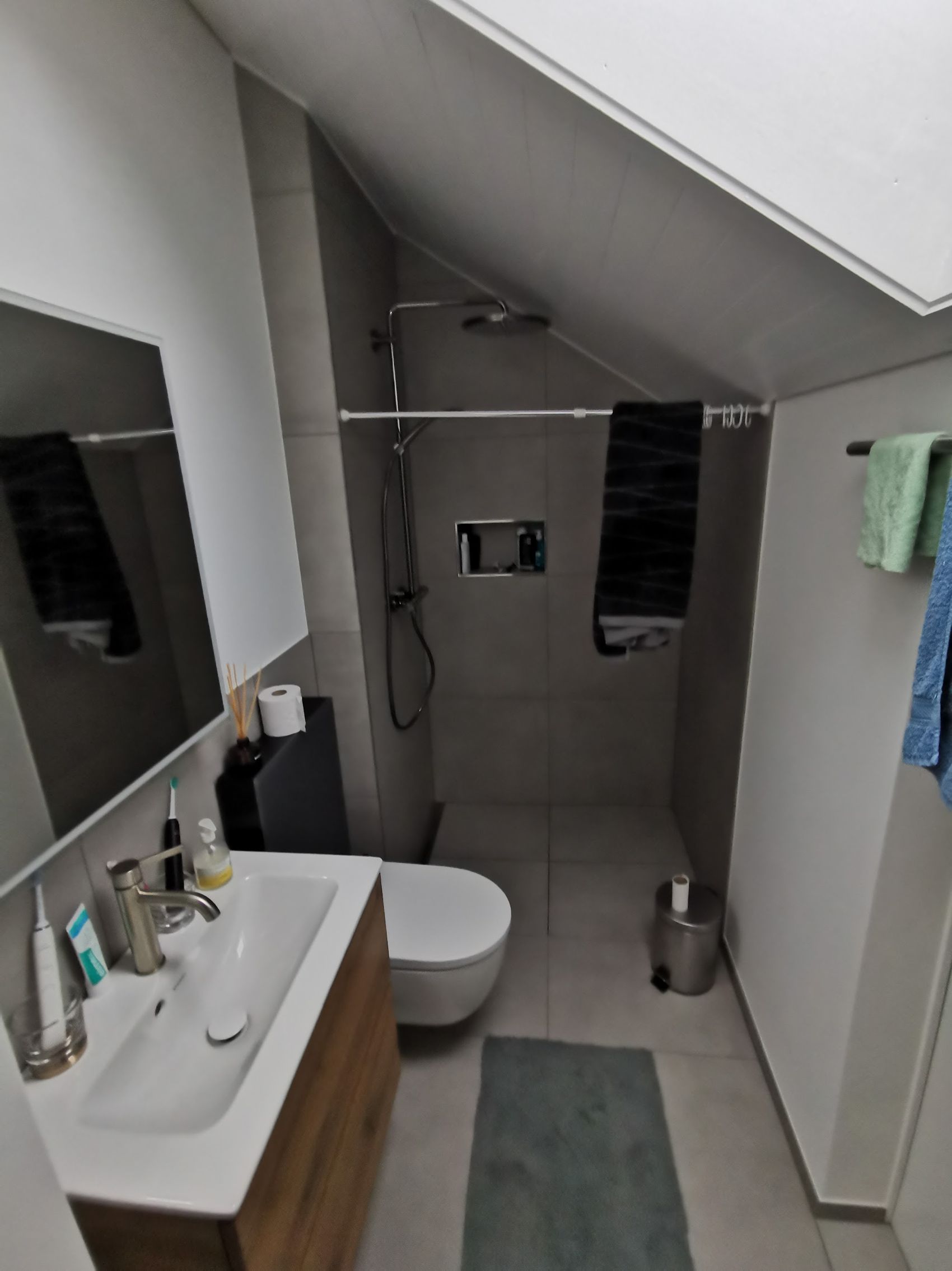 Dachbad mit Dusche und Waschtisch