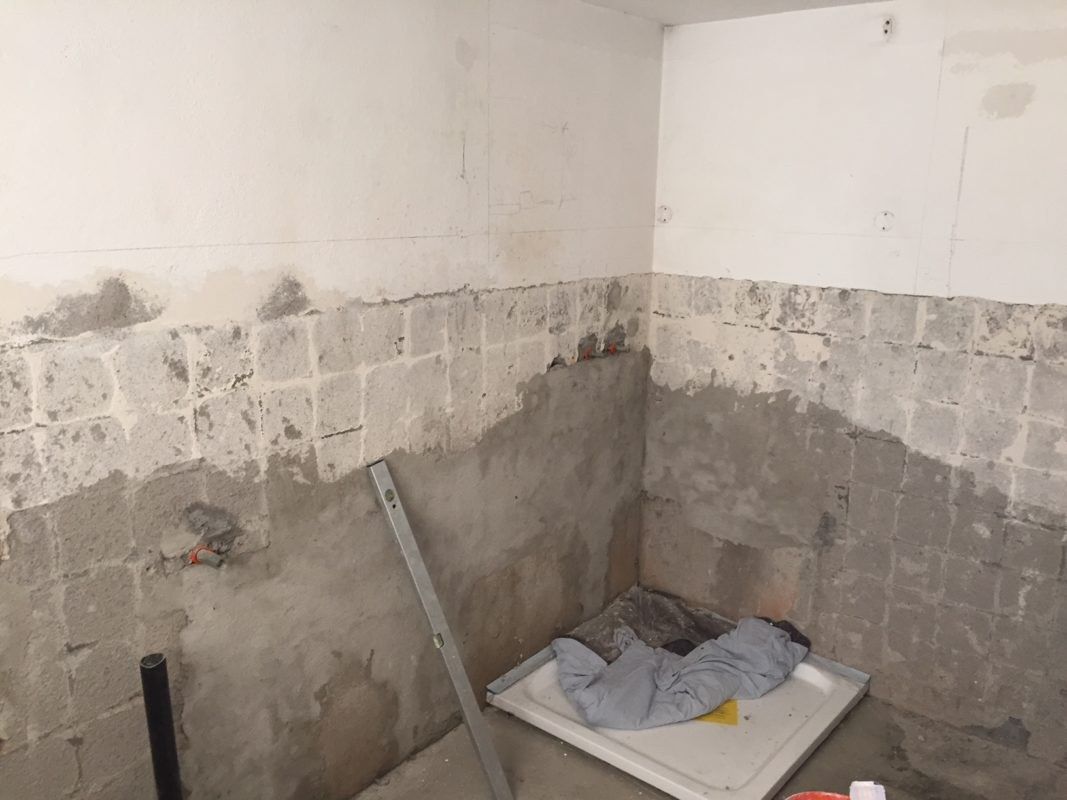 Alte Dusche vor dem Umbau mit abgespitzten Wandbelägen