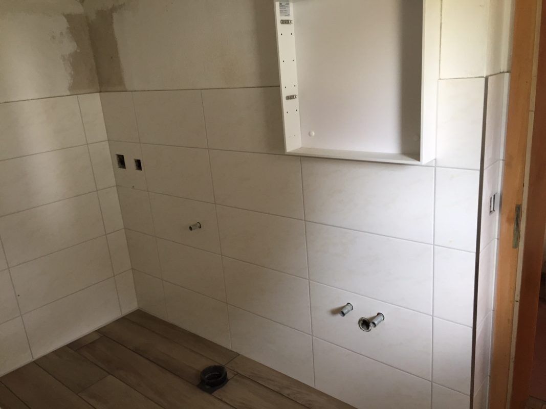 Neue helle Wandplatten im Bad, Boden in Holzoptik