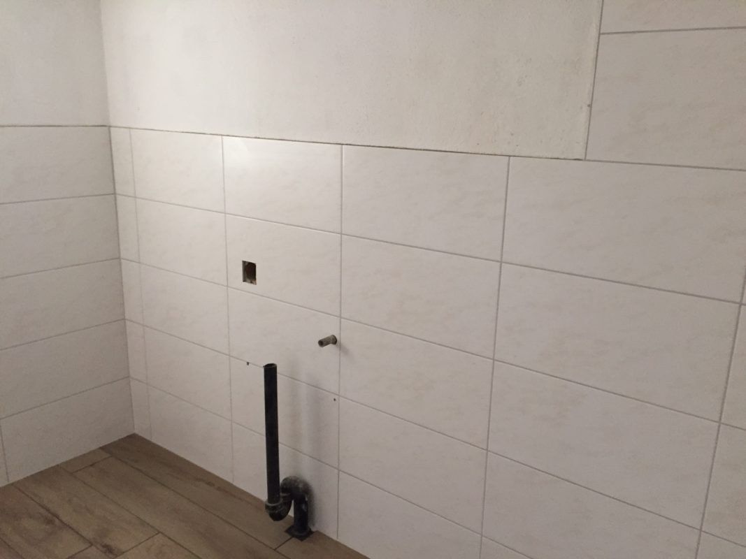 Wand mit grossformatigen weissen Platten