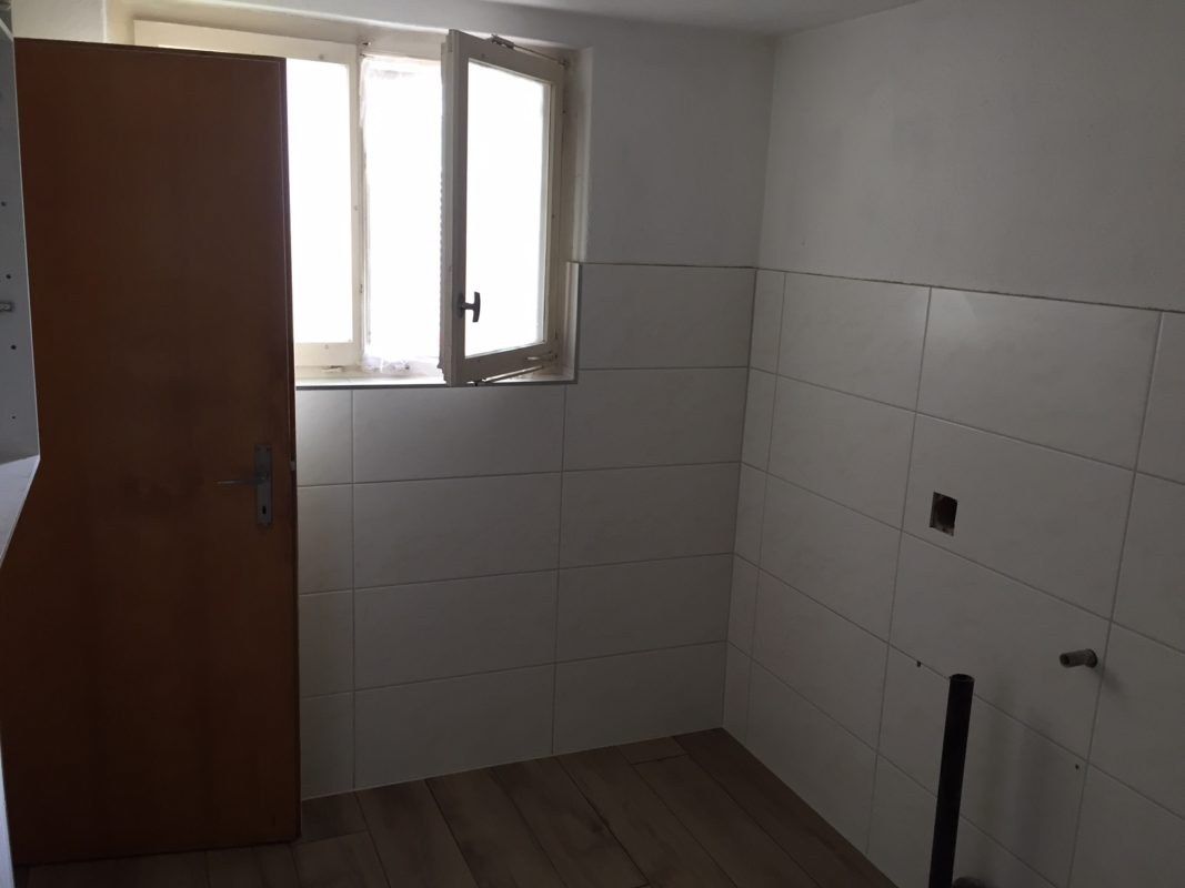 Bad mit neuen Platten und Fenster