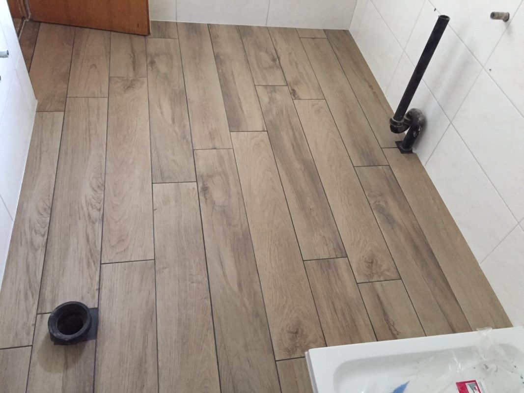 Boden aus Holzoptik Platten im neuen Bad
