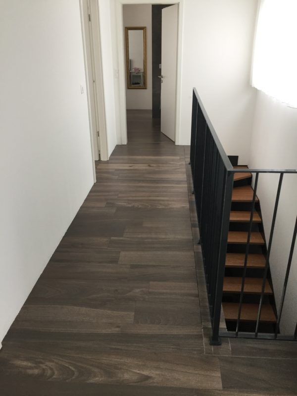 Gang im OG mit Holzoptik Platten und Treppe