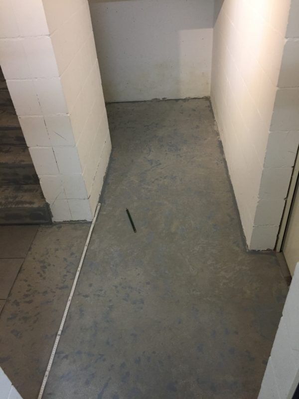 Kellergang vor dem Verlegen: Boden mit Betonfarbe