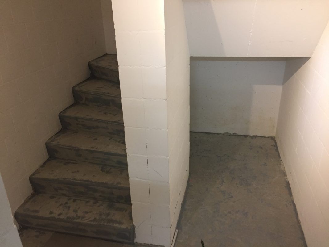 Kellertreppe vor den Plattenarbeiten