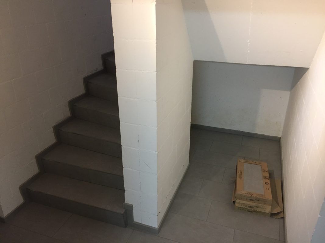Kellertreppe mit neuen Platten