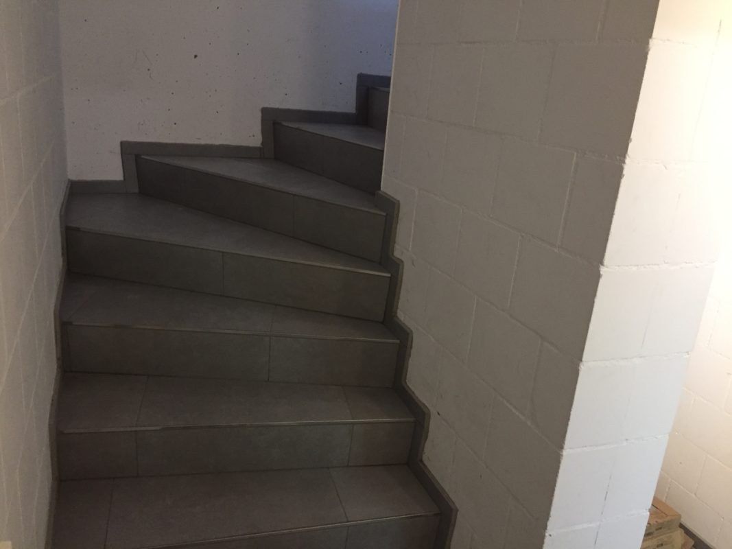 Gewendelte Kellertreppe mit Plattenbelag