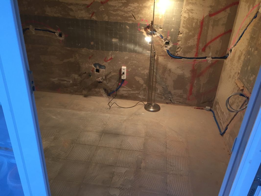 Küchenraum nach dem Herausspitzen der alten Bodenplatten