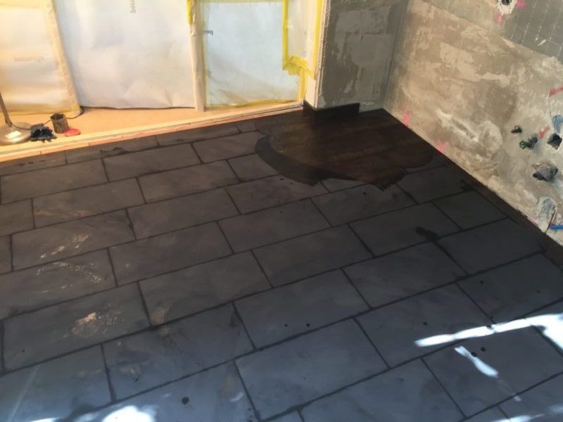 Dunkle Metalloptik Platten mit Zuschnitt an der Wand