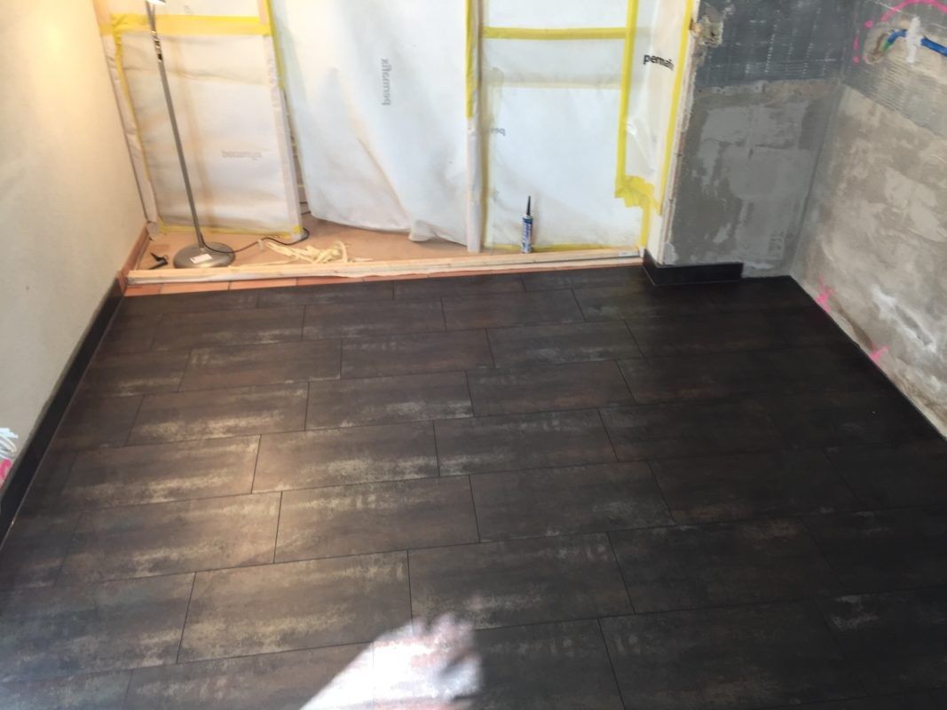 Neuer Küchenboden mit Metalloptik Platten