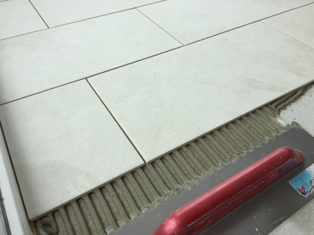 Grossformatige Platten werden mit der Zahnkelle verlegt