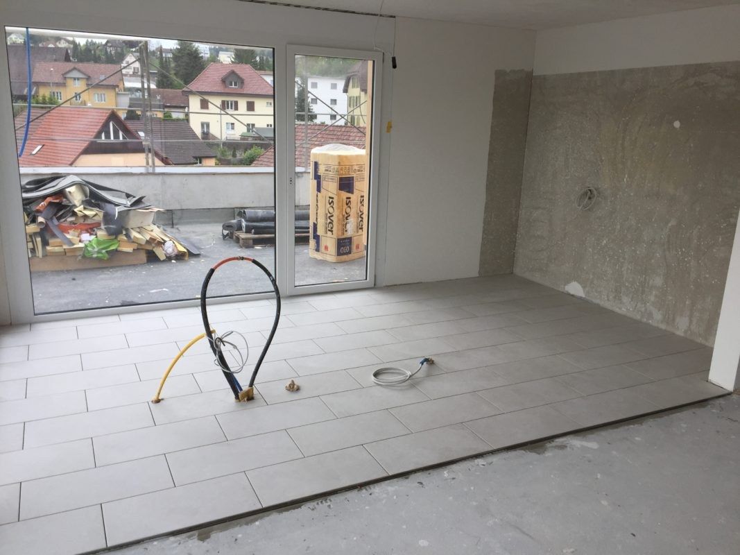 Plattenboden in einem Raum mit Balkontür