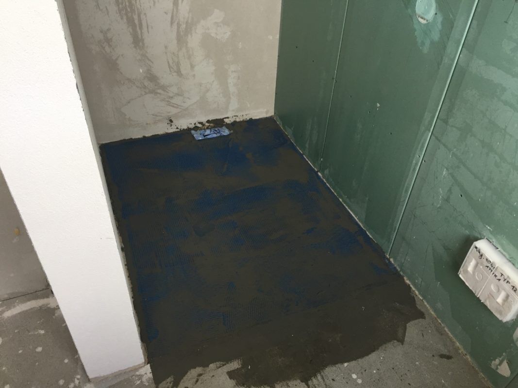 Dusche mit grüner Abdichtung vor dem Plattenlegen