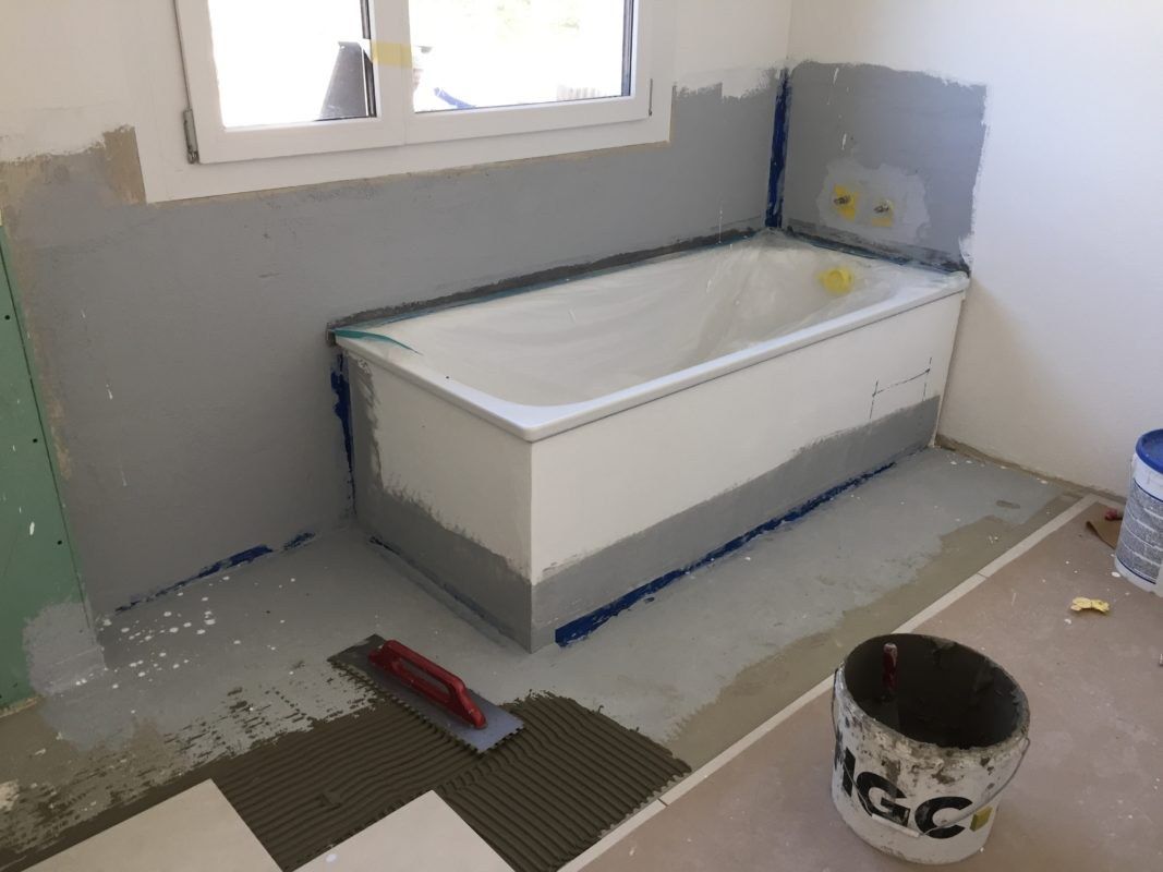 Badewanne mit Abdichtung vor dem Verlegen der Wandplatten