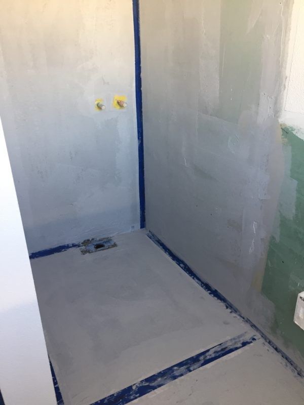 Dusche mit blauem Dichtband