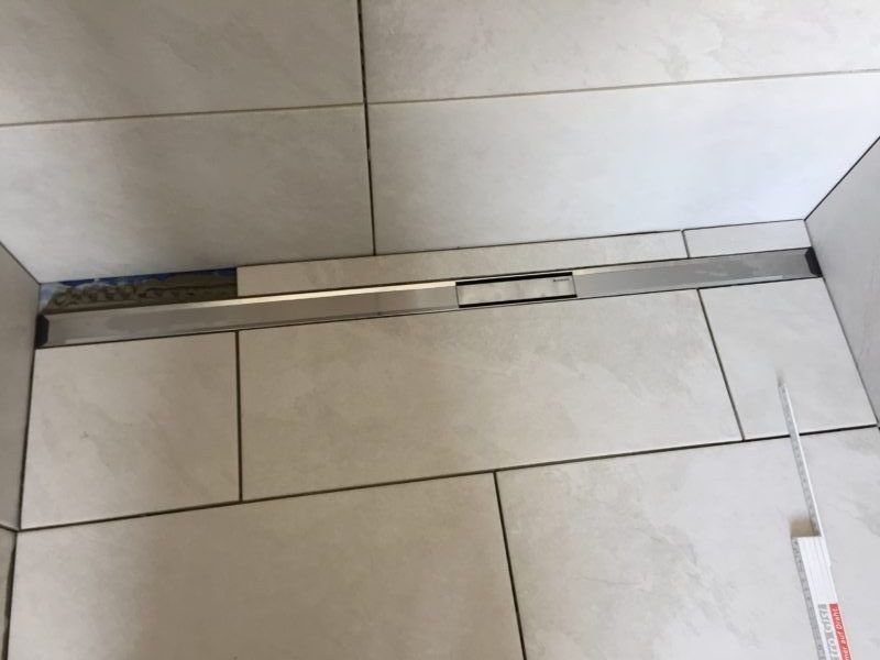 Duschrinne Geberit Cleanline mit grossformatigen Platten