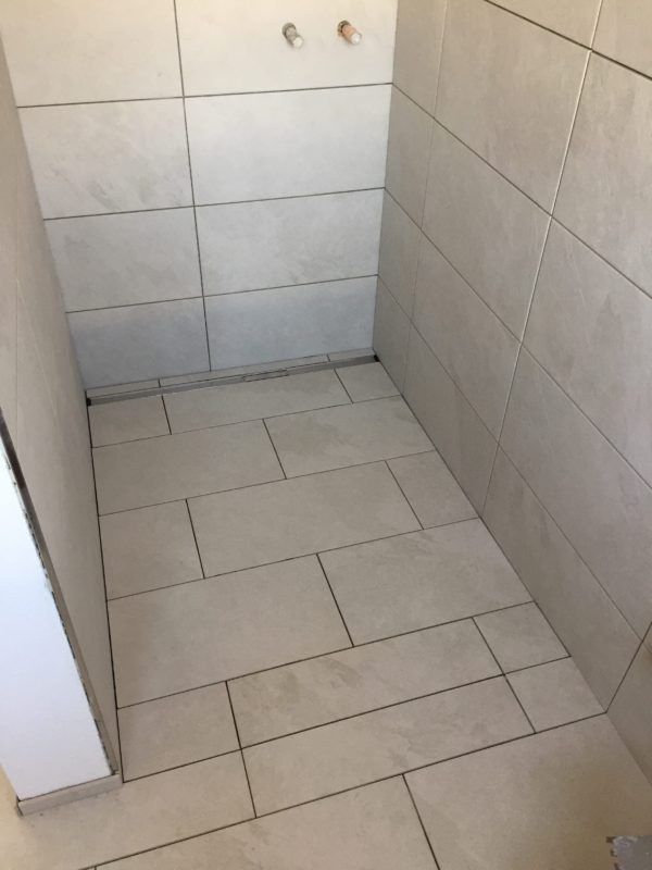 Fertig geplattete Dusche