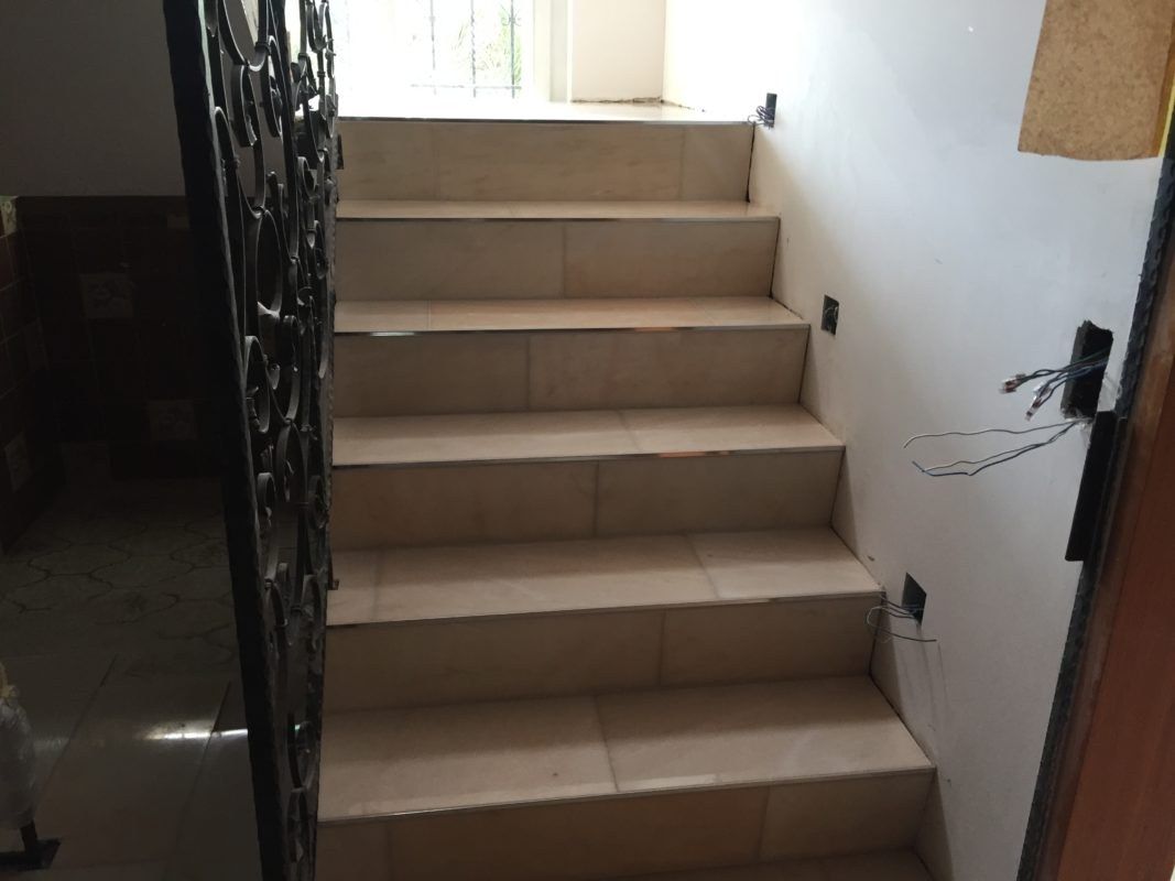 Treppe mit Naturstein Rosa Portogallo und schmiedeeisernem Geländer