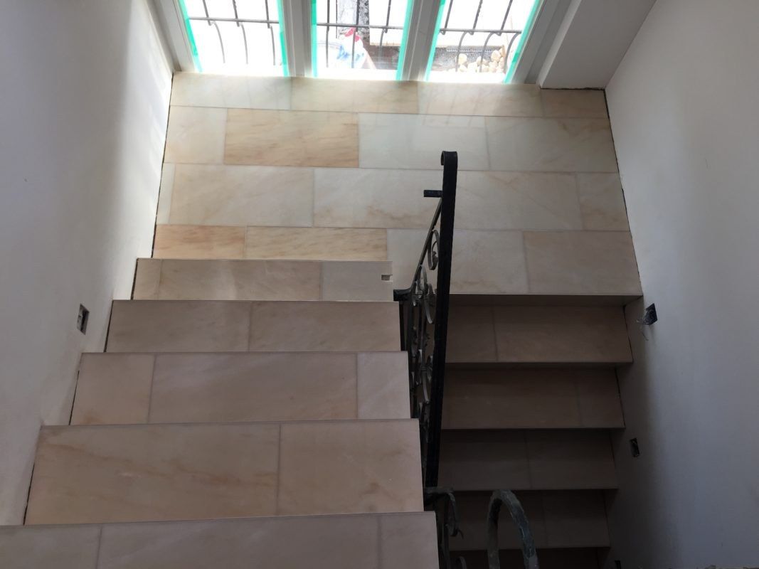 Treppe mit Natursteinstufen von oben